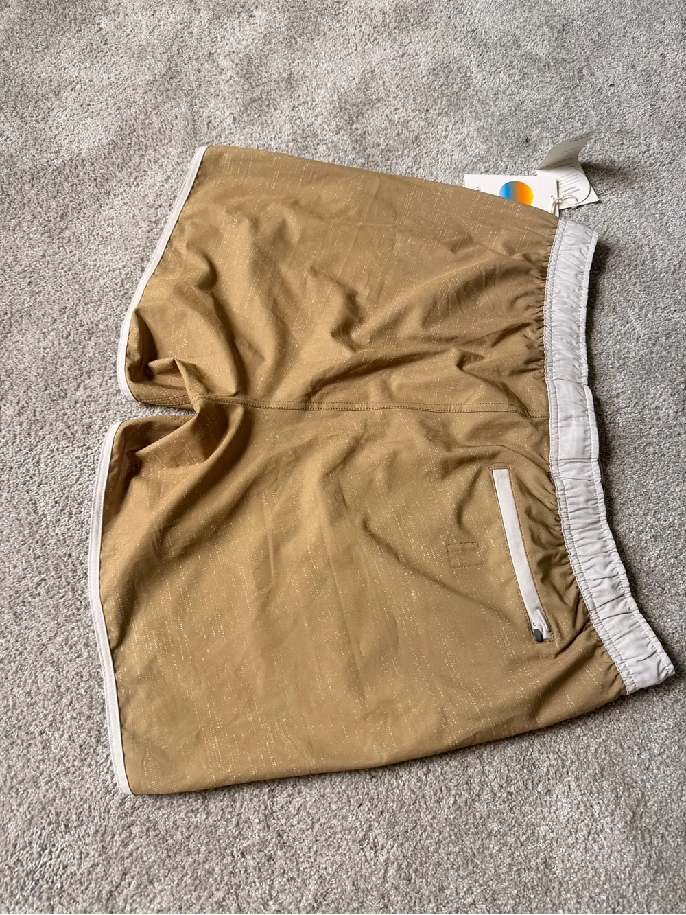 NWT Vuori Men's Gold Tan Swim Shorts with White Trim - VCycled